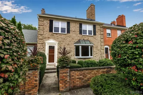 74 Georgian Ln, Amherst, NY 14221