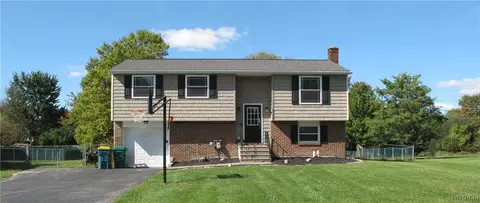 6555 Royal Pkwy N, Lockport, NY 14094