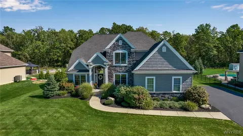 7248 Creekbend Dr, Pendleton, NY 14120