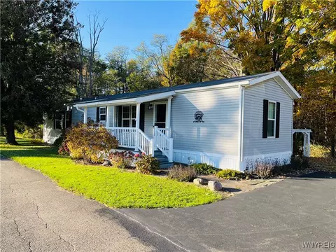15 Spruce Dr, Mayville, NY 14757