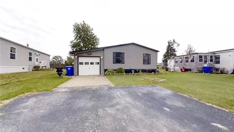 117 Elmhurst Dr, Lockport, NY 14094