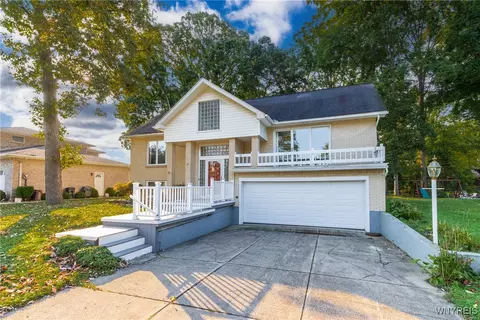 90 Amberwood Dr, Grand Island, NY 14072