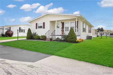 4 Juniper Ln, Cheektowaga, NY 14227