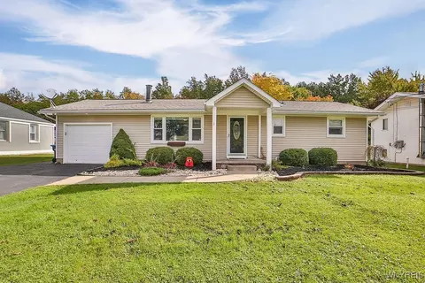 2137 Meadow Ln, Grand Island, NY 14072