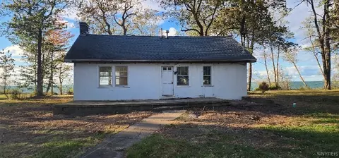 9816 Shorecliff Rd, Evans, NY 14006