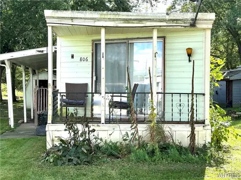 806 Sunnyside Dr, Niagara Falls, NY 14304