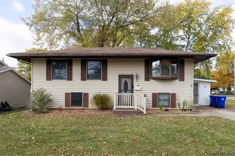 4 Phyllis Dr, West Seneca, NY 14224
