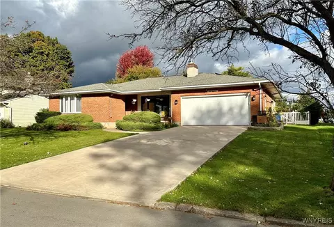 118 Woodbury Dr, Lockport, NY 14094