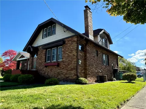 9003 Brookside Dr, Niagara Falls, NY 14304