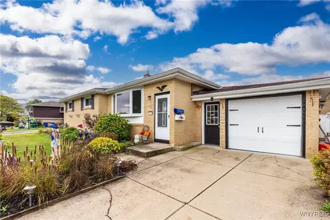 202 Bernadette, West Seneca, NY 14224