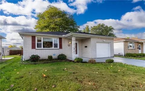 73 Oakwood Dr, Cheektowaga, NY 14227