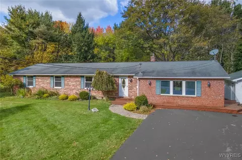 70 Colony Ct, East Aurora, NY 14052