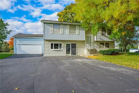 6559 Royal Pkwy N, Lockport, NY 14094
