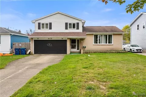 77 E Summerset Ln, Amherst, NY 14228