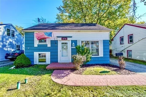 4975 Morgan Pkwy, Hamburg, NY 14075