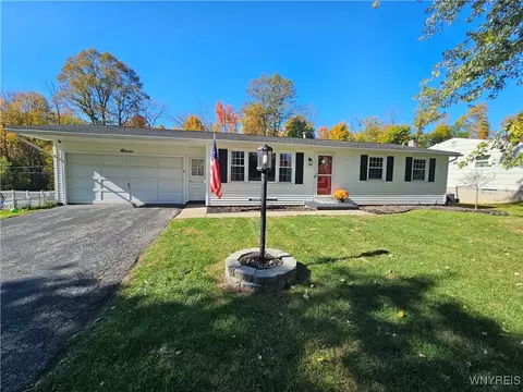 11 Galley Hill Ln, Perinton, NY 14450