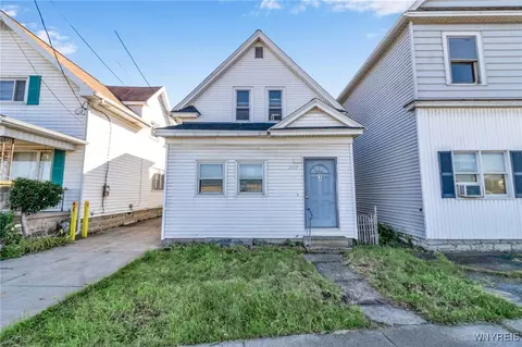 2067 Broadway St, Sloan, NY 14212