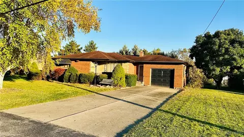 8224 Richmond Ave, Niagara, NY 14304