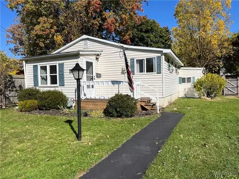 8 Garden Pkwy, Amherst, NY 14221