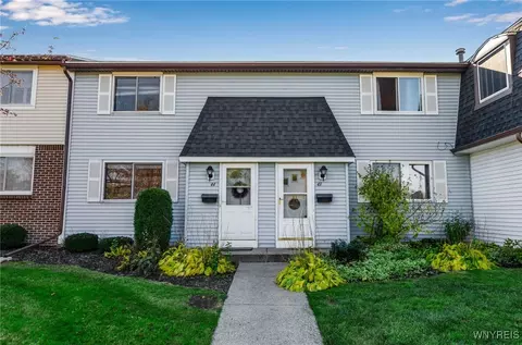 43 Parkview Ct, Lancaster, NY 14086