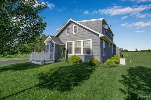 6245 Herr Rd, Clarence Center, NY 14032