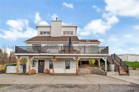 11795 Quaker Rd, Lawtons, NY 14091