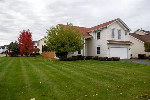 49 Summerfield Dr, Lancaster, NY 14086