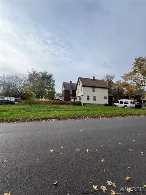 1767 Cudaback Ave, Niagara Falls, NY 14303