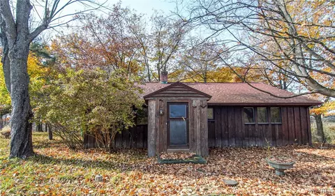 536 Two Mile Creek Rd, Tonawanda, NY 14150