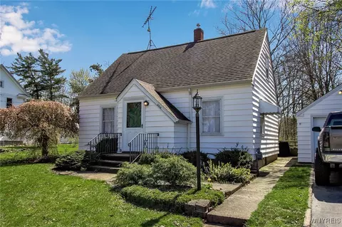 8414 Maplewood Dr, Royalton, NY 14067