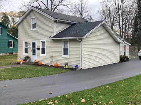 129 Myrtle St, Le Roy, NY 14482