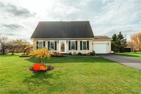 6528 Amy Ln, Lockport, NY 14094