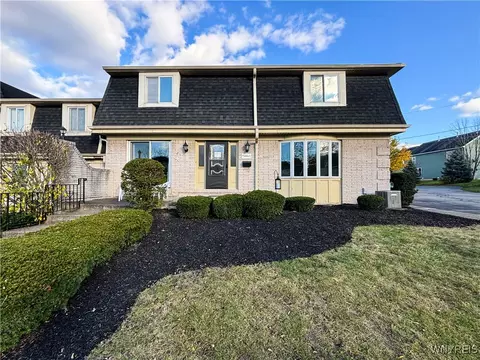 12 Cambridge Sq, Amherst, NY 14221
