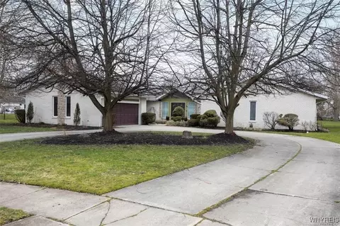 28 Timberlane Ct, Amherst, NY 14221