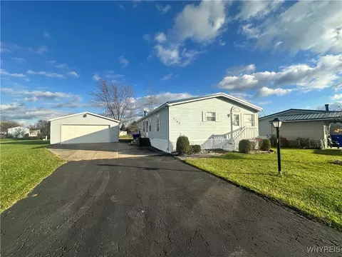 1163 Timberwood Ct, Lockport, NY 14094