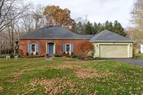 81 Girdle Rd, Aurora, NY 14052