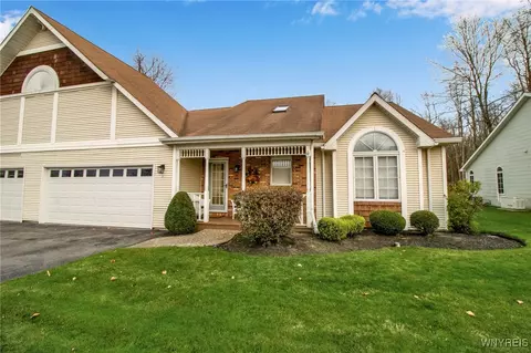 37 Spicebush Ln, Amherst, NY 14221