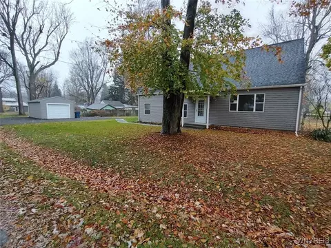 7012 Putnam Dr, Evans, NY 14047