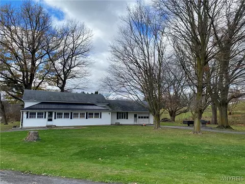 10362 Tapp Rd, Bethany, NY 14054