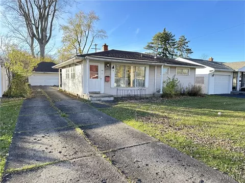 14 Meadow Lea Dr, Amherst, NY 14226