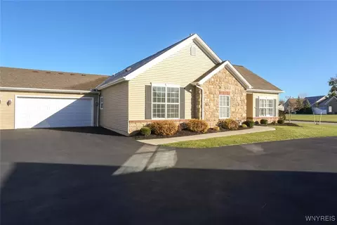 5682 Ferncrest Dr #D, Clarence Center, NY 14032