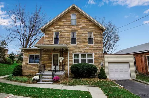 7 Prospect St, Hanover, NY 14062