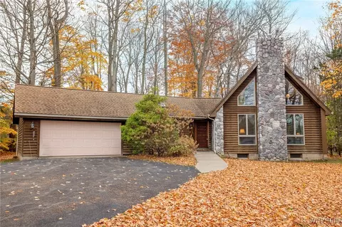 903 Friar Tuck Ln, Webster, NY 14580