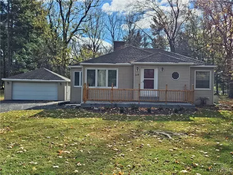 117 Blossom Rd, West Seneca, NY 14224