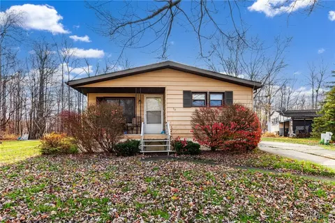 38 Highridge Ter, Hamburg, NY 14075