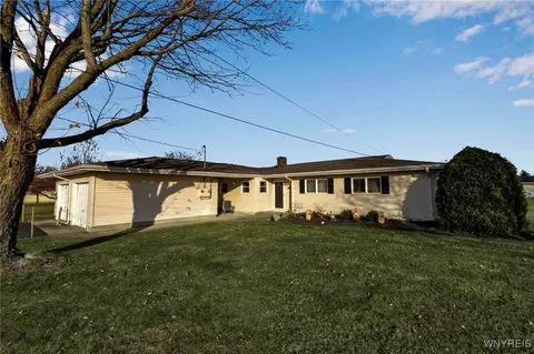 18 Steele Cir, Niagara, NY 14304