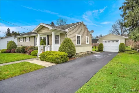 11 Glenwood Dr, Arcade, NY 14009