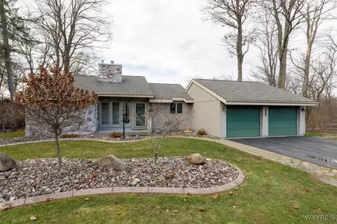 1261 Grover Rd, Aurora, NY 14052