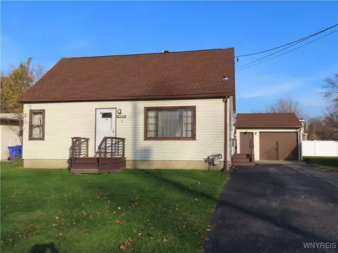 33 Creekward Dr, West Seneca, NY 14224
