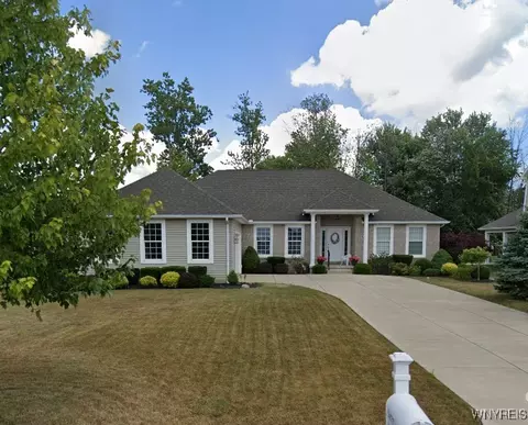 3472 Ashwood Dr, Wheatfield, NY 14120